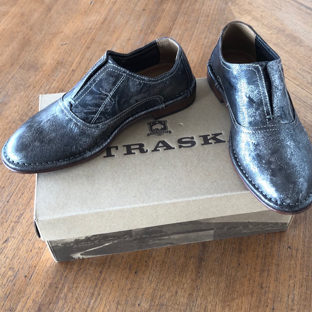 Avery loafers y TRASK size 6. New in original box.